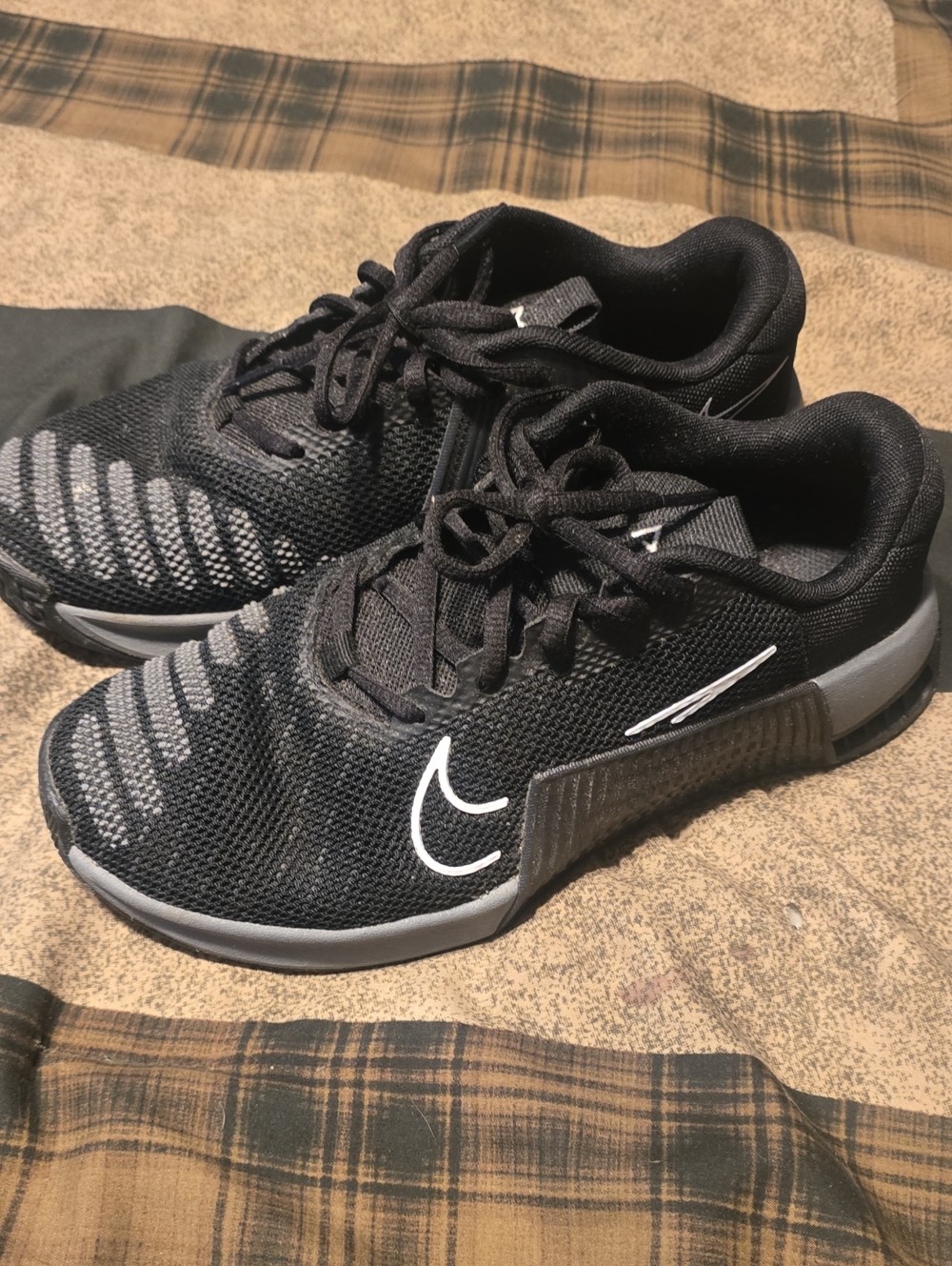 New Nike Womens 71/2 Black Athletic Shoes with Gray and White Accents